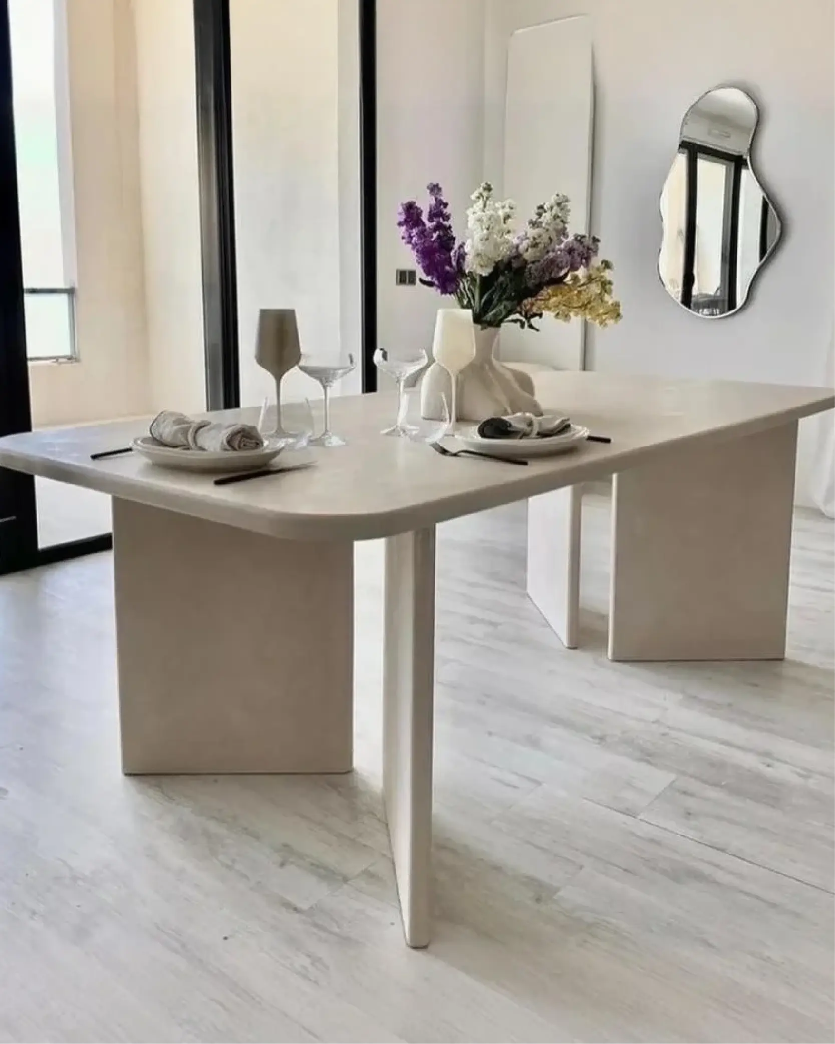 Table à manger rectangulaire en travertin 4 pieds opposés | Vellia