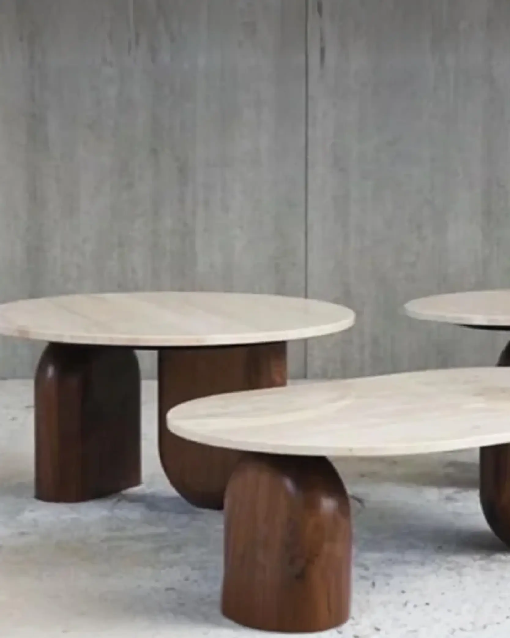 Table basse (ronde/ovale) plateau travertin pieds en bois | Terra Lune