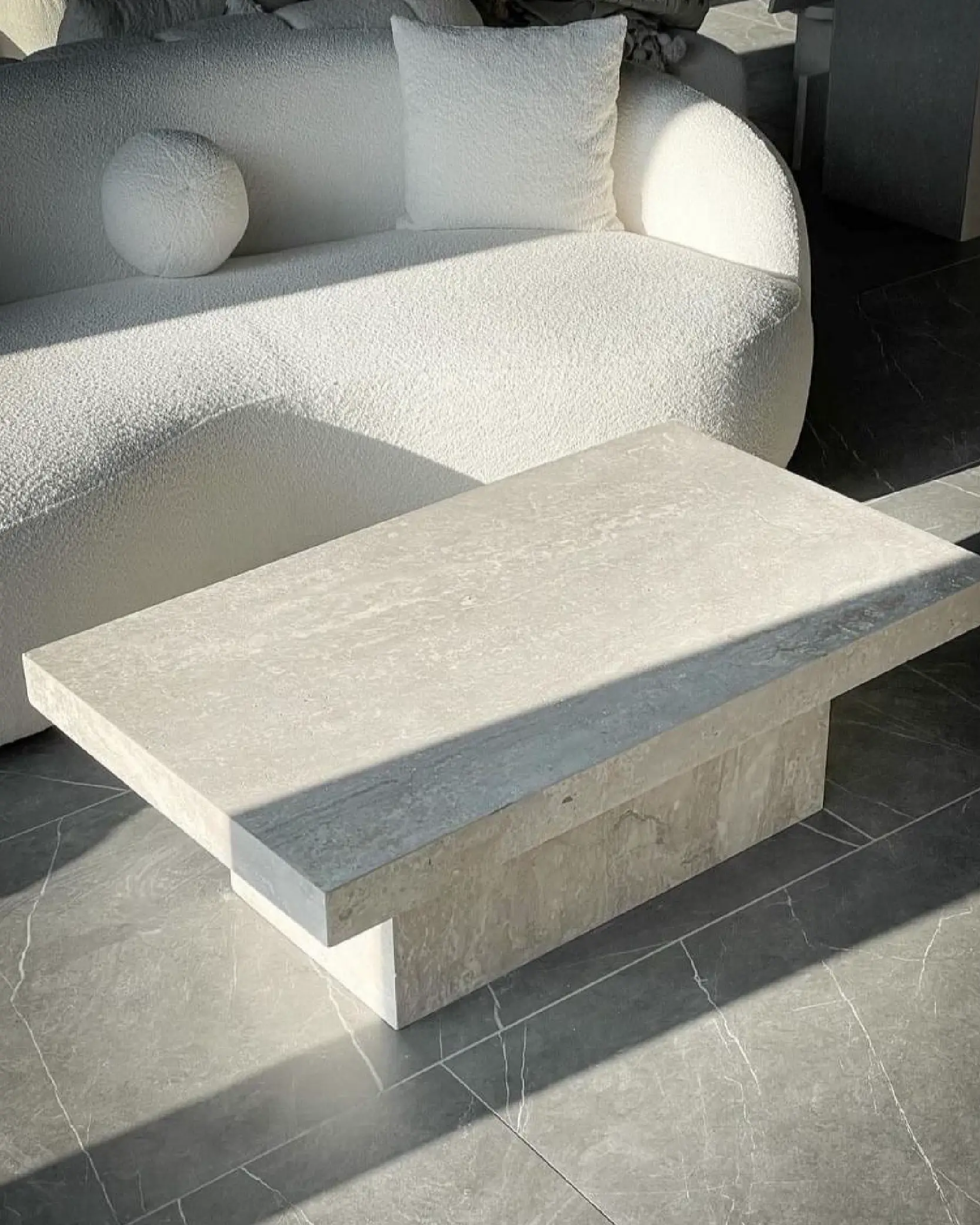 Table basse rectangulaire en travertin pied central large | Kara