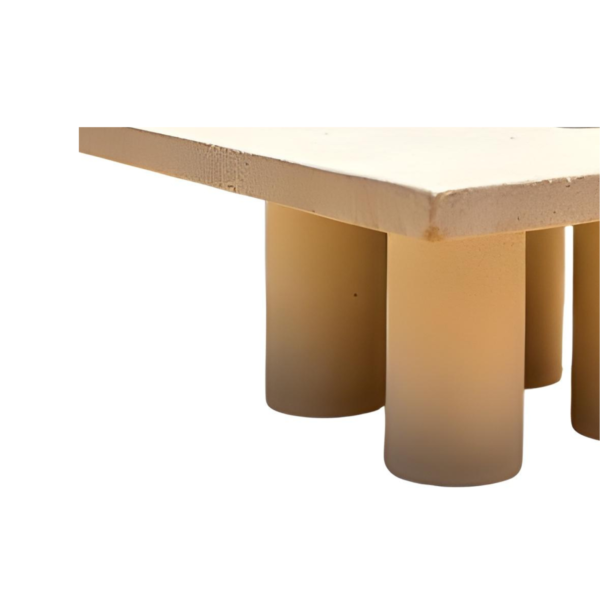 Table basse carrée en travertin sur 4 pieds cylindriques fins et lisses - Image 3