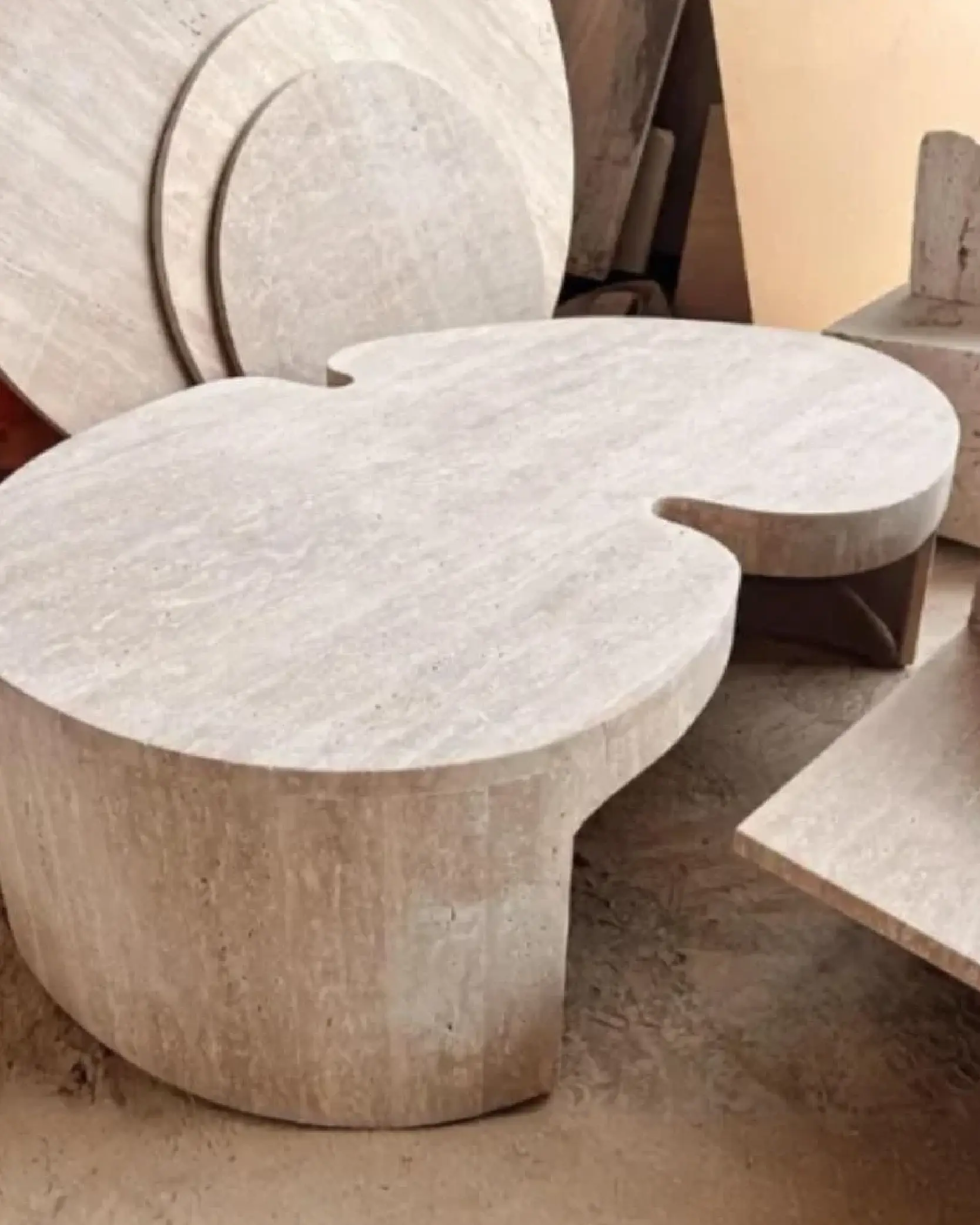 Table basse sculptée en travertin forme "8" | Ottavia